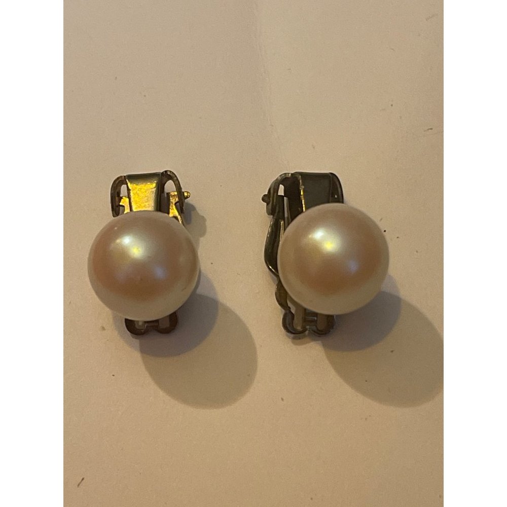 Vintage Clip-on Earrings white Faux Pearls Gold Tone Clips Retro Jewelry
